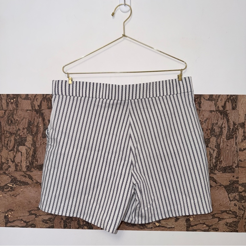 Jules & Leopold Black and White Striped High Waist Shorts 🩳 - Picture 4 of 4